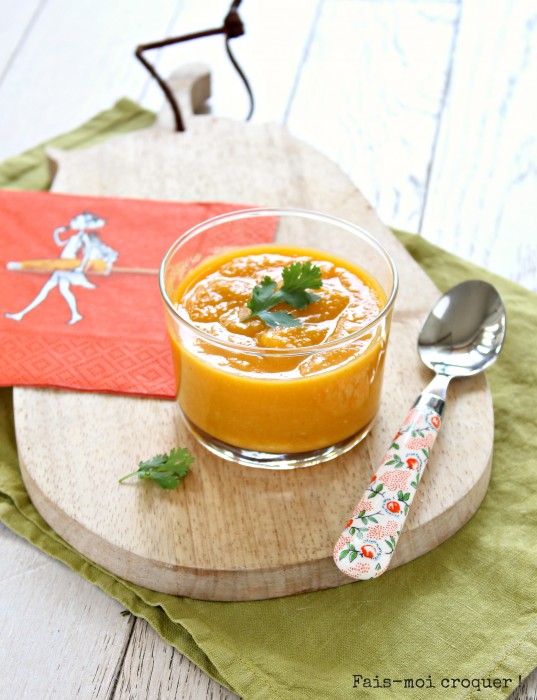 Soupe à la carotte, lentilles corail et lait de coco