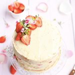 Naked cake d'anniversaire sain à la fraise