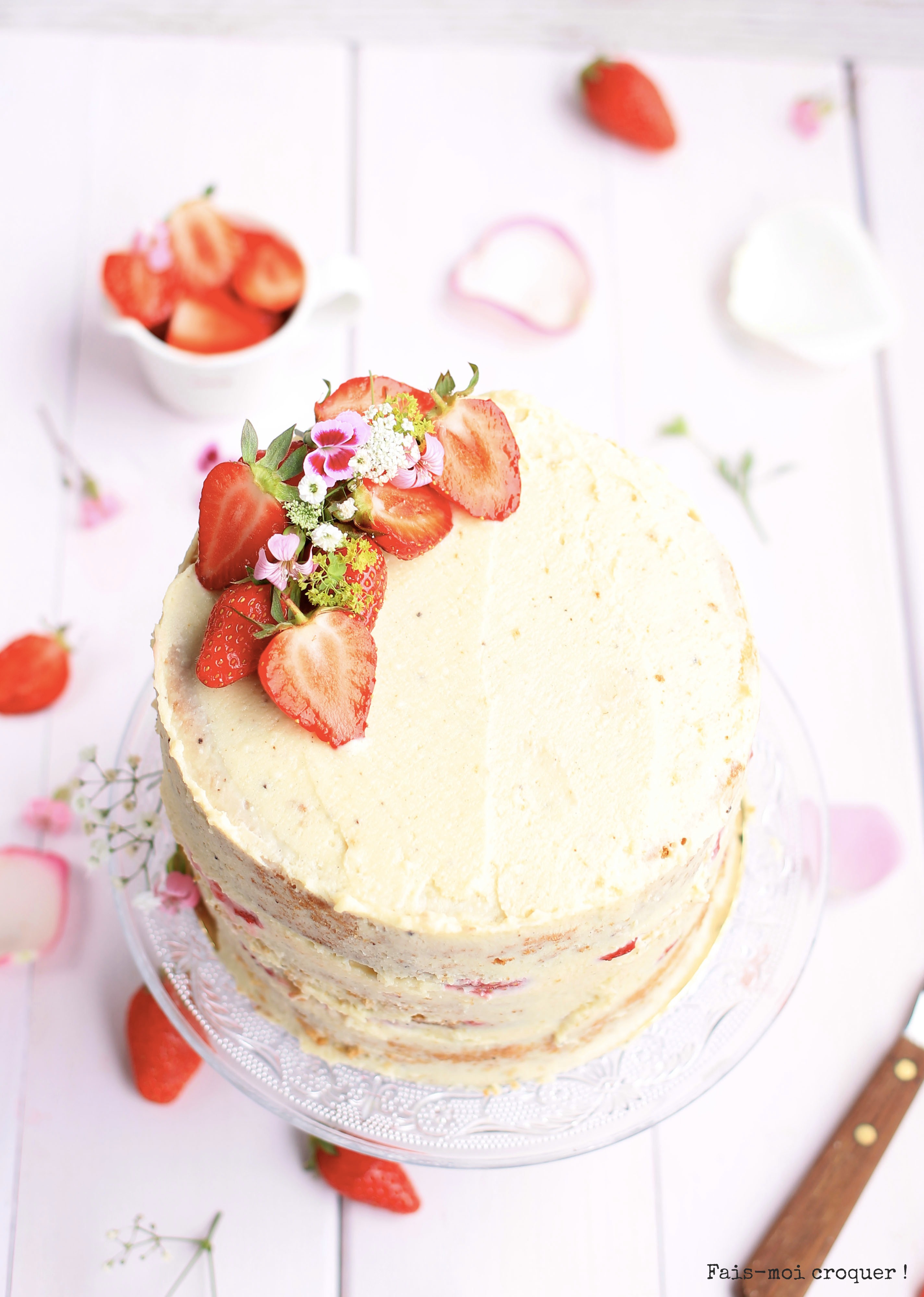 Naked cake d'anniversaire sain à la fraise